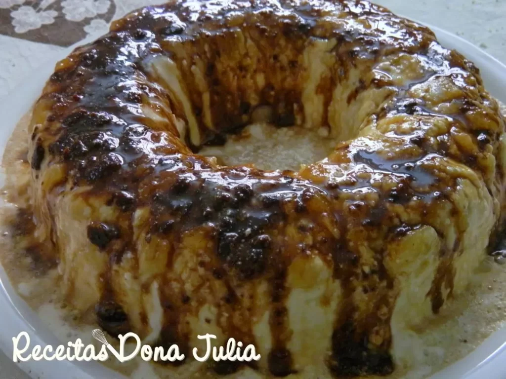 "Uma cassata italiana desenformada, com um creme branco alto e aerado, coberta por uma generosa calda de chocolate brilhante que escorre pelas laterais, disposta em um prato de servir elegante."