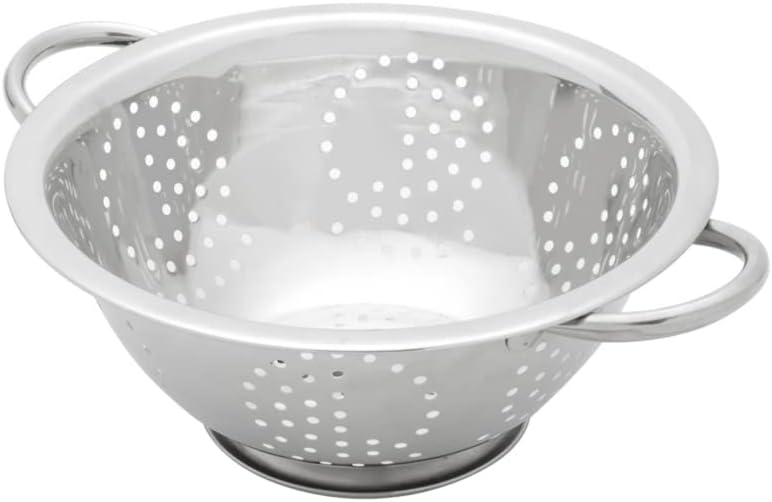 Escorredor de massas e macarrão em aço inox com furos precisos e alças laterais.