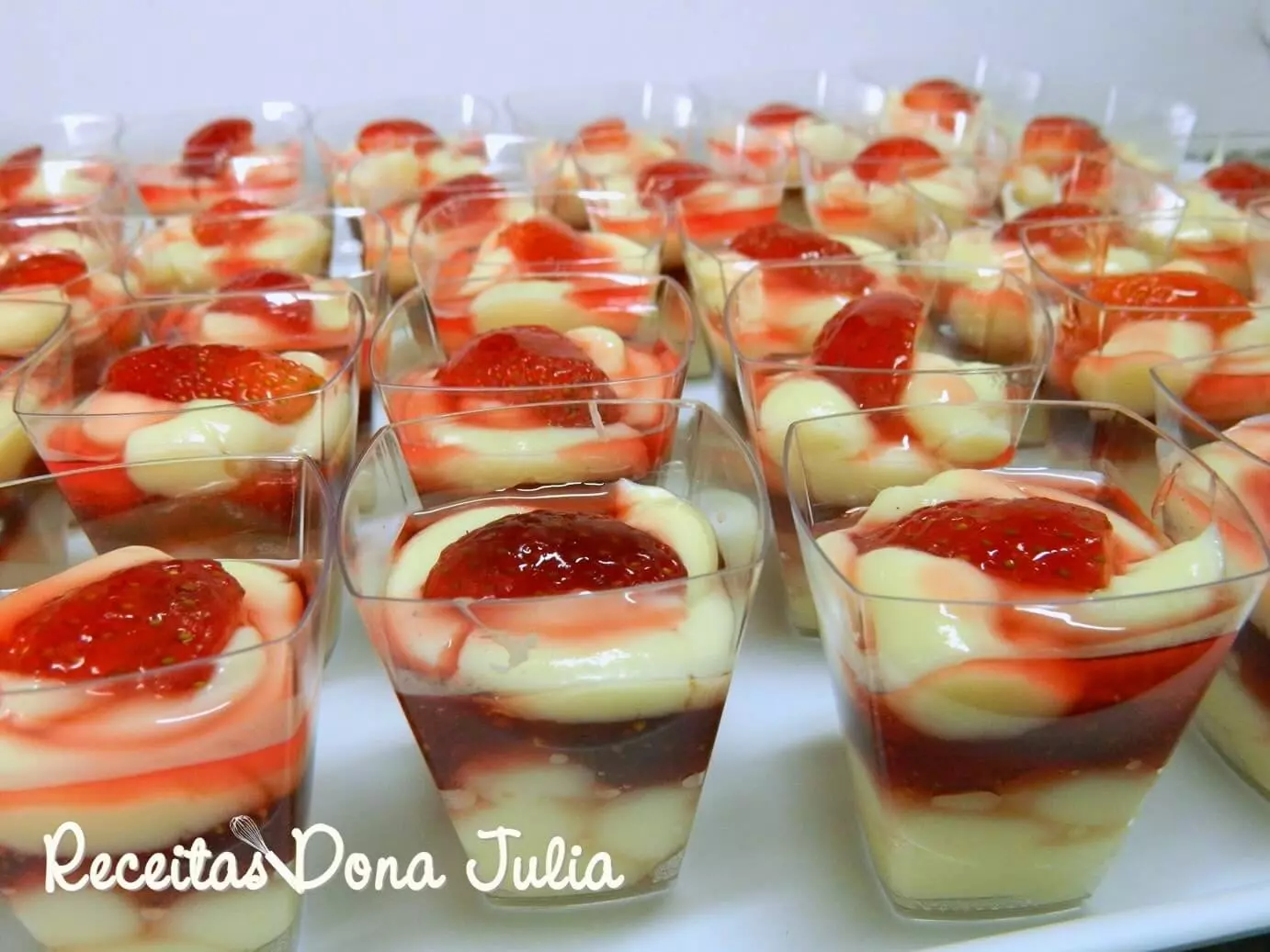 doce de copinho de morango com creme