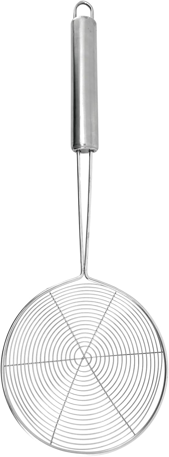 "Escumadeira de inox tipo aranha (spider) com cabo longo, recomendada por Geisa Araujo para frituras seguras e salgados sequinhos."