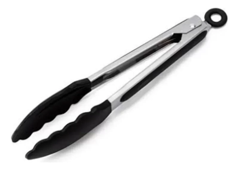 "Pegador culinário de aço inox com pontas de silicone resistente ao calor, indicado por Geisa Araujo para proteger panelas antiaderentes."
