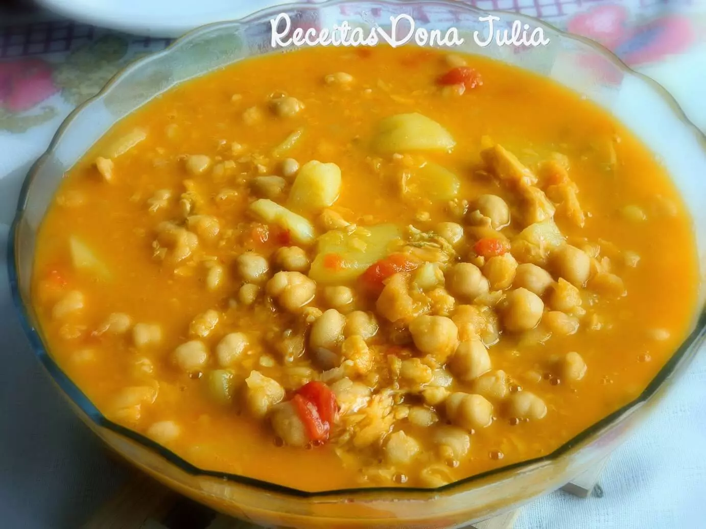 Sopa de grão de bico com bacalhau