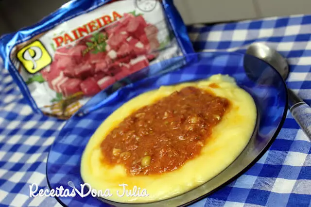 Polenta cremosa com ragu de carne seca