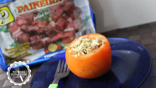 Tomate recheado com carne seca