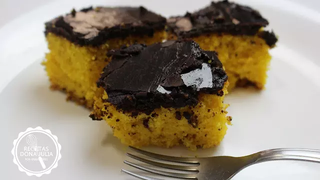 bolo de cenoura com calda sequinha de chocolate