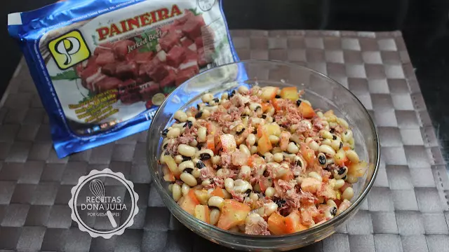 Salada de feijão fradinho e carne seca