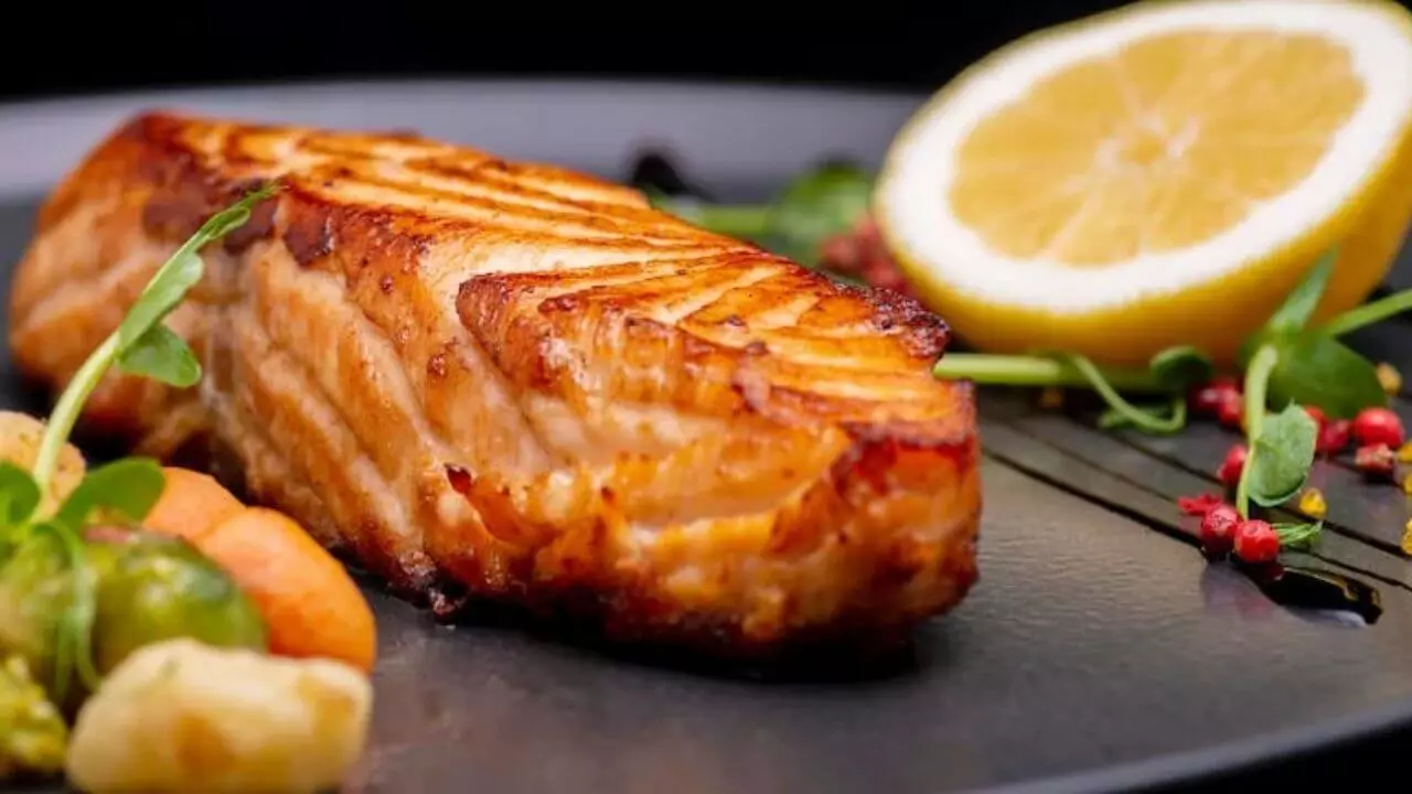 Bife de Peixe Grelhado com Abóbora e Salada de Agrião