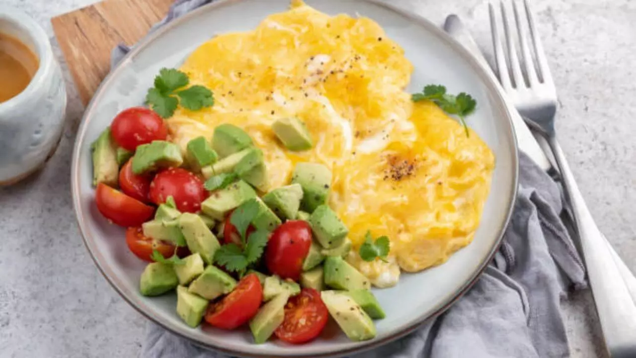 Ovos Mexidos com Tomate e Abacate