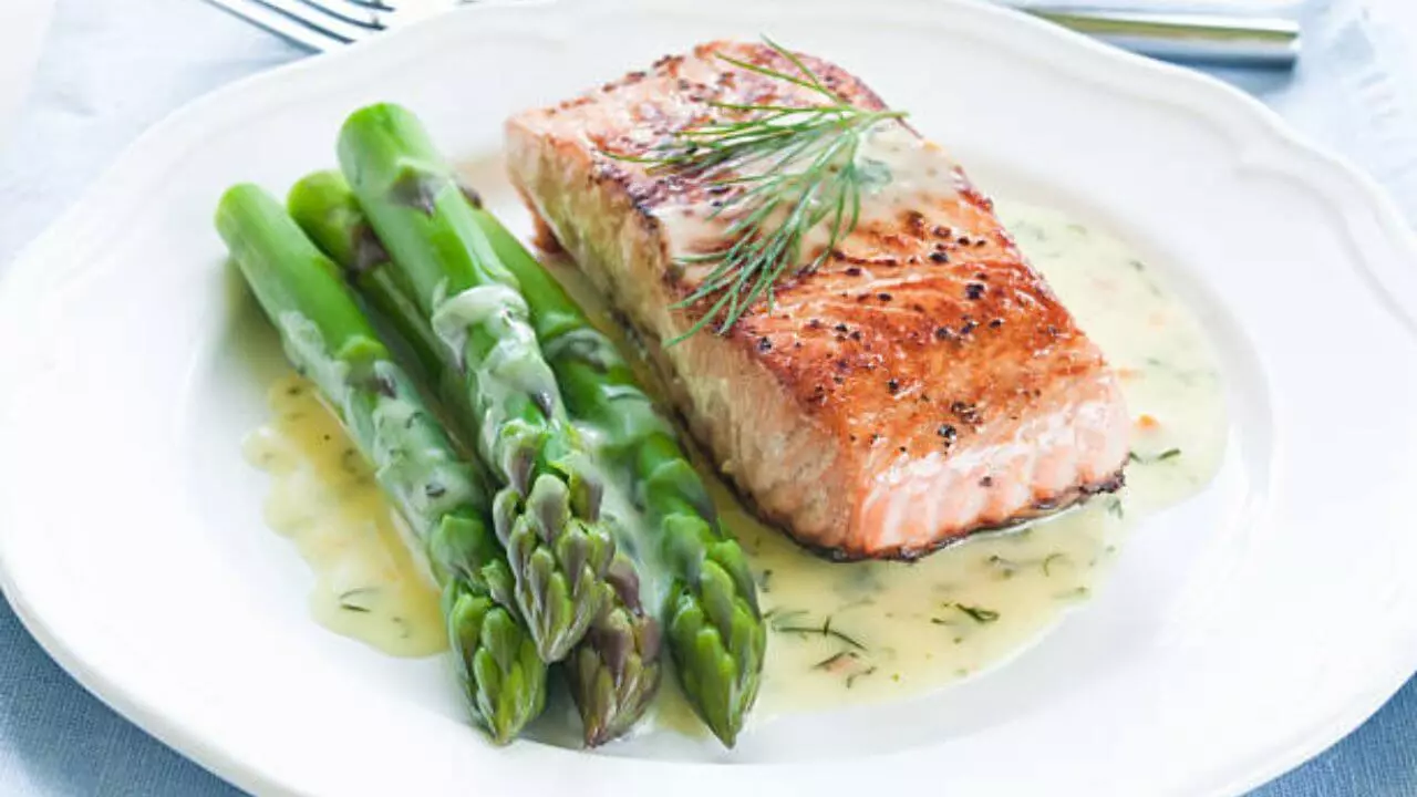 Salmão Assado com Aspargos e Salada de Folhas Verdes