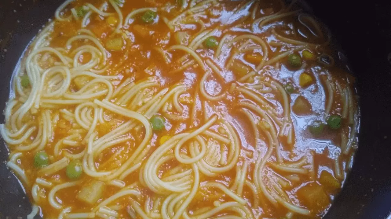 Sopa de macarrão com legumes