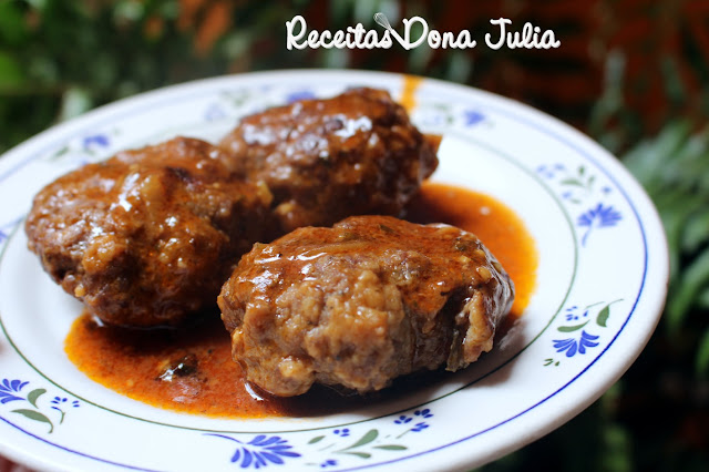 Almôndegas ao molho de tomate Almôndegas ao molho de tomate