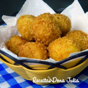 BOLINHO DE MANDIOQUINHA COM MILHO