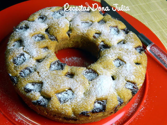 Bolo de fubá com goiabada Bolo de fubá com goiabada
