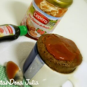 BOLO DE CANECA – CHOCOLATE COM GOIABADA CREMOSA