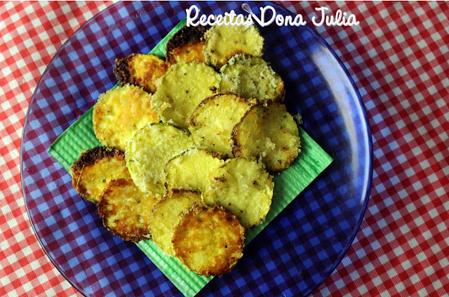 "Chips de abobrinha com parmesão" "Chips de abobrinha com parmesão"