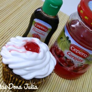 CUPCAKE DE CHOCOLATE CHANTILI E CEREJAS