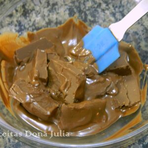 COMO DERRETER CHOCOLATE NO MICROONDAS