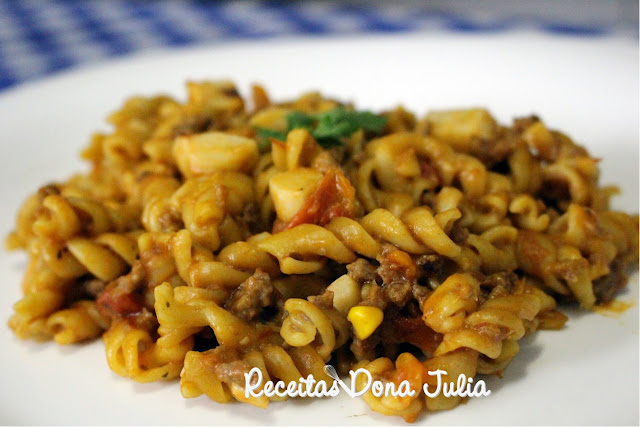 Macarrão com molho vermelho e biomassa de banana verde Macarrão com molho vermelho e biomassa de banana verde