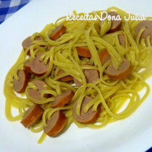 MACARRÃO COM SALSICHA