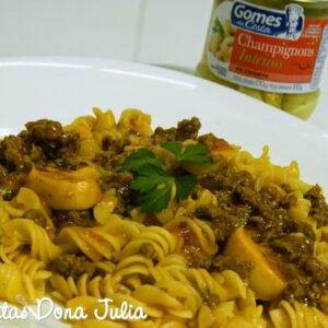 MACARRÃO COM MOLHO Á BOLONHESA E CHAMPIGNONS