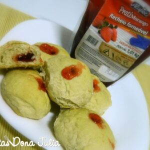 PÃO DE COCO COM GELEIA DE MORANGO