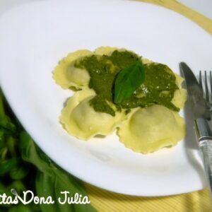 SORRENTINO RICOTA FRESCA, PARMESÃO & CASTANHA-DO-PARÁ COM MOLHO PESTO