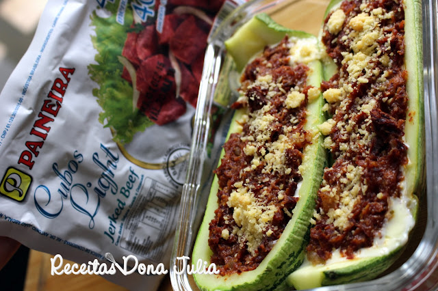 "Abobrinha recheada com carne seca e creme de ricota" "Abobrinha recheada com carne seca e creme de ricota"