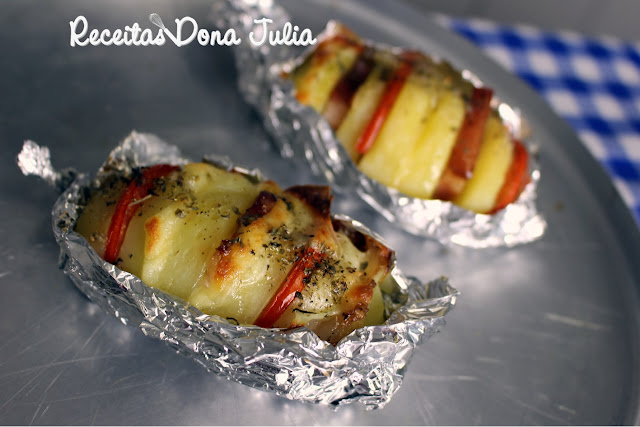 "Batata recheada com bacon e queijo" "Batata recheada com bacon e queijo"