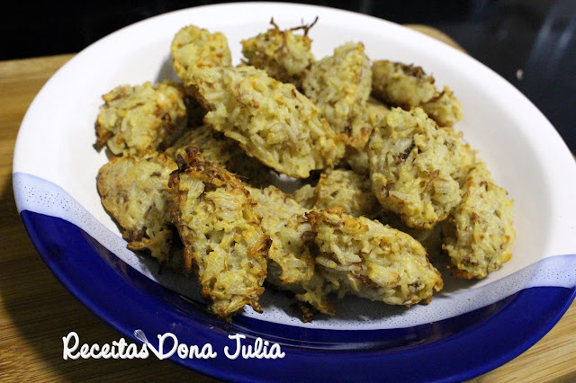"Bolinho de arroz com carne seca assado" "Bolinho de arroz com carne seca assado"