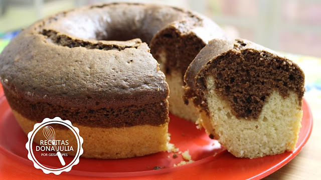 "Bolo mesclado de coco com chocolate (sem leite e ovos)" "Bolo mesclado de coco com chocolate (sem leite e ovos)"