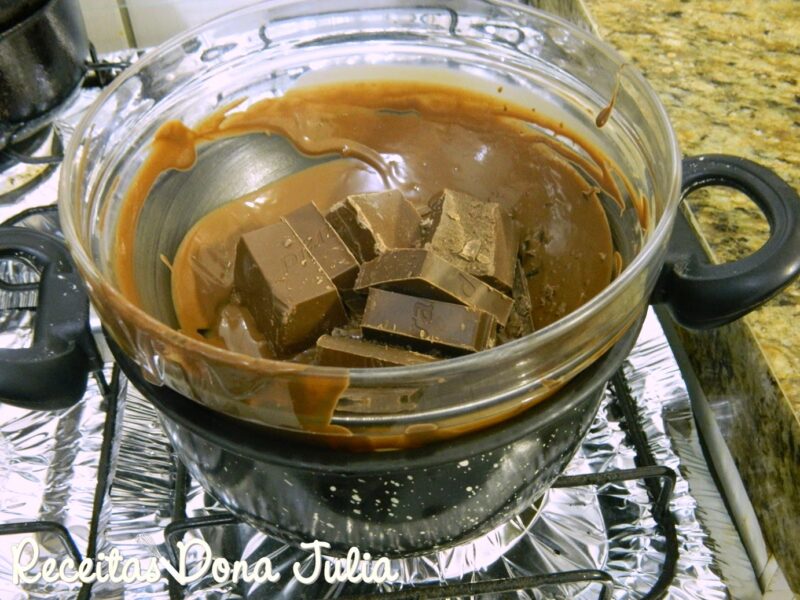 Como derreter chocolate em banho-maria Como derreter chocolate em banho-maria