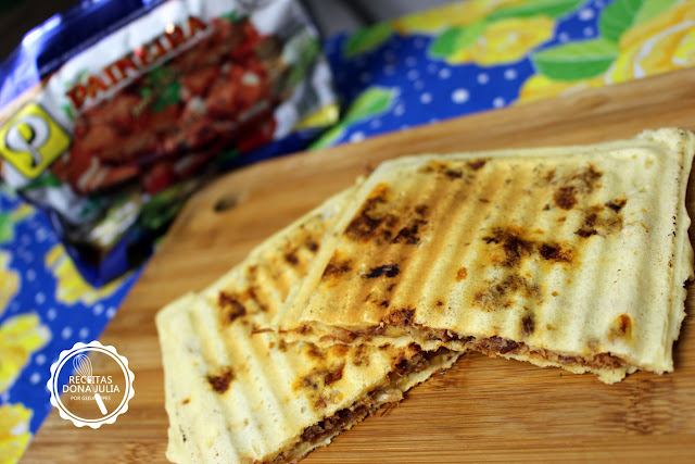 "Crepe de sanduicheira com carne seca" "Crepe de sanduicheira com carne seca"