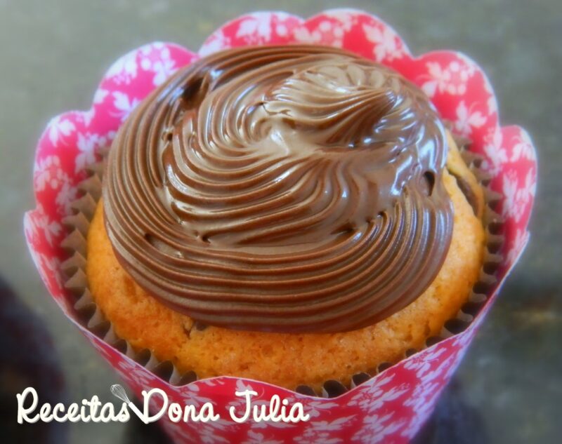 "Cupcake de Baunilha com Cobertura de Chocolate" "Cupcake de Baunilha com Cobertura de Chocolate"