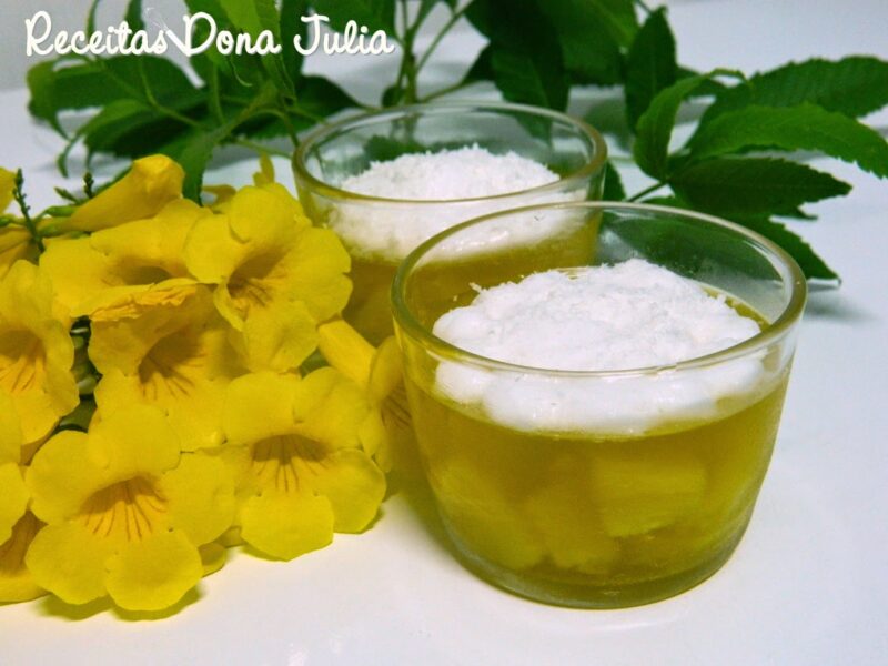 Doce de abacaxi com gelatina e chantili sem leite Doce de abacaxi com gelatina e chantili sem leite