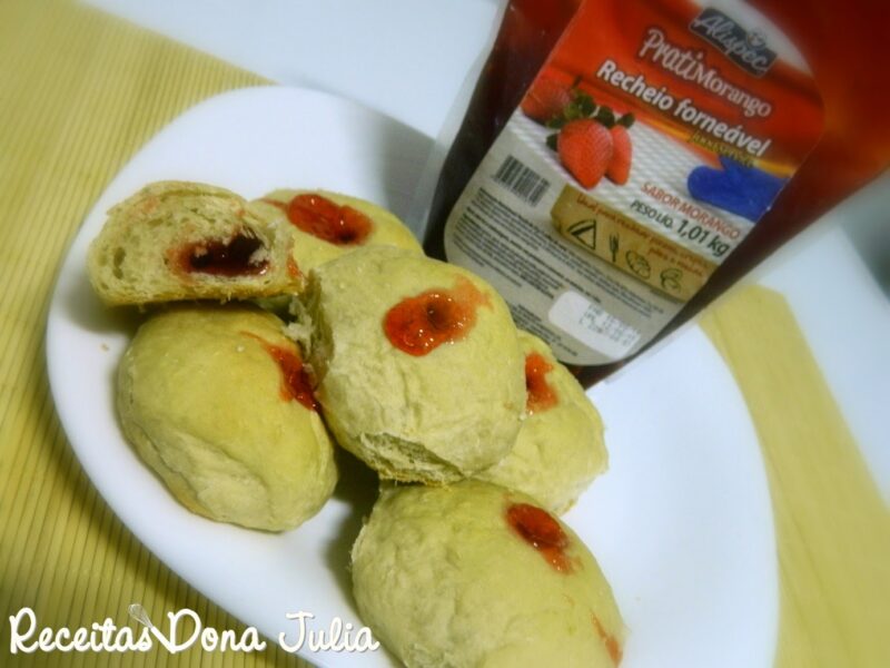 Pão de coco com geleia de morango Pão de coco com geleia de morango