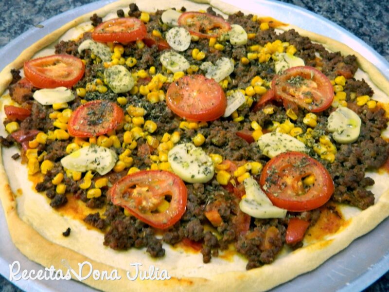 Pizza de carne com milho e champignhons Pizza de carne com milho e champignhons
